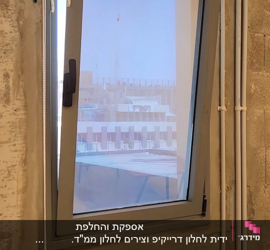 חלון עם תריס גלילה לבן וחוט משיכה